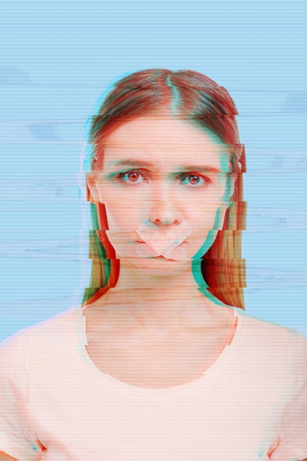 Δυστυχισμένο συναίσθημα κοριτσιών που φοβάται και που στέκεται με ένα ασβεστοκονίαμα στα χείλια της στοκ φωτογραφία με δικαίωμα ελεύθερης χρήσης Δυστυχισμένο συναίσθημα κοριτσιών που φοβάται και που στέκεται με ένα ασβεστοκονίαμα στα χείλια της στοκ φωτογραφία με δικαίωμα ελεύθερης χρήσης