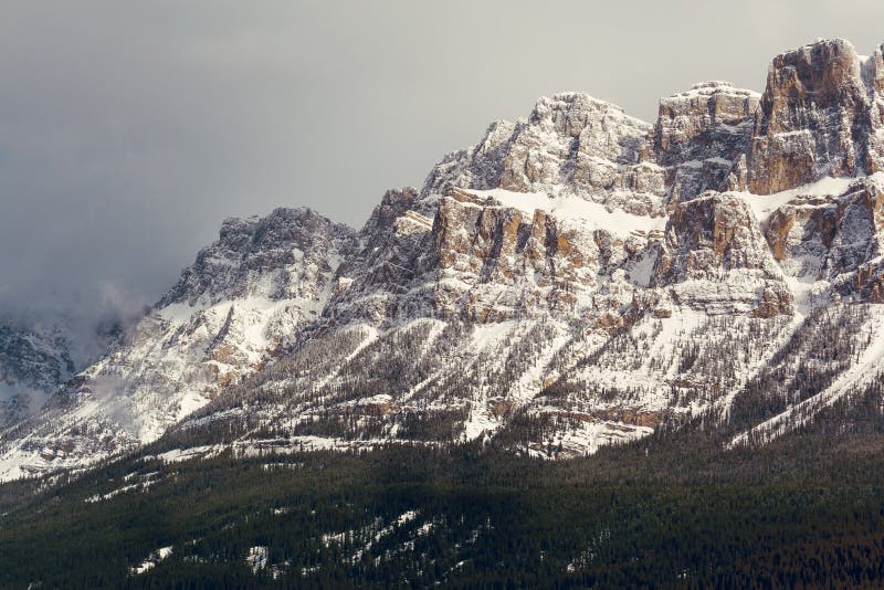 Δυτικό μισό του βουνού του Castle, Banff, Αλμπέρτα στοκ εικόνες με δικαίωμα ελεύθερης χρήσης Δυτικό μισό του βουνού του Castle, Banff, Αλμπέρτα στοκ εικόνες με δικαίωμα ελεύθερης χρήσης