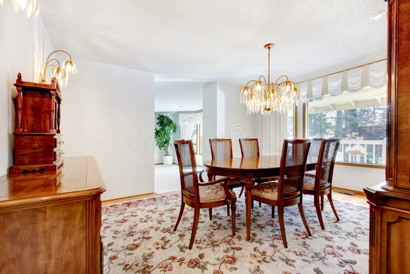 Perfect dinning room with decorative rug and table set. Perfect dinning room with decorative rug and table set.