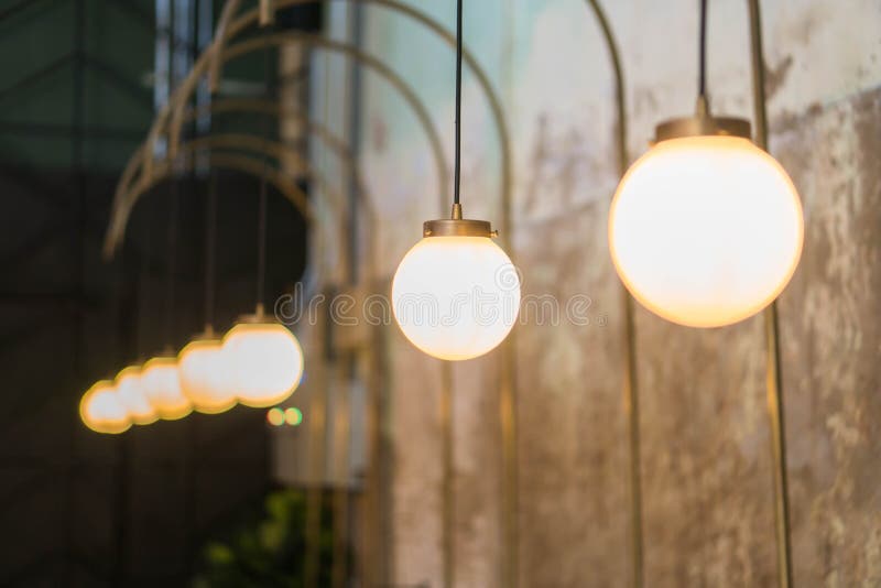 Δωμάτιο με τον κλασικούς μαύρους ανώτατους λαμπτήρα και τον τοίχο κύκλων στοκ φωτογραφία Δωμάτιο με τον κλασικούς μαύρους ανώτατους λαμπτήρα και τον τοίχο κύκλων στοκ φωτογραφία