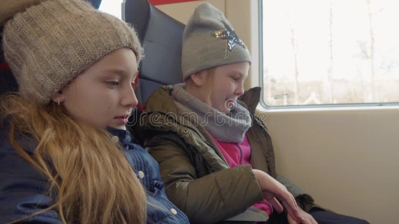 Δύο έφηβη που ταξιδεύουν στο τραίνο