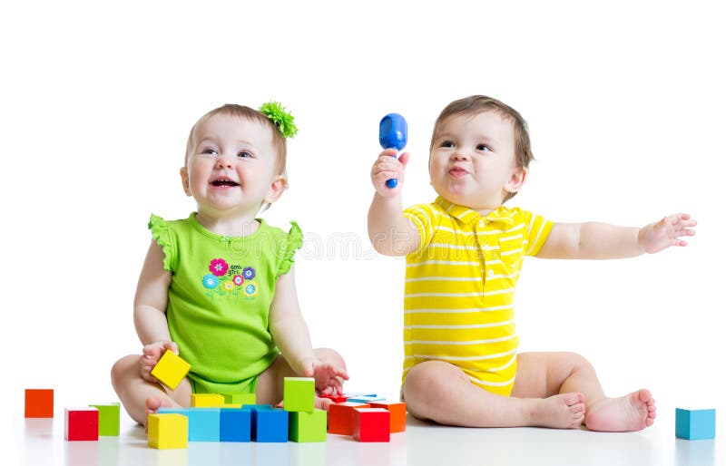Δύο λατρευτά μωρά που παίζουν με τα παιχνίδια toddlers
