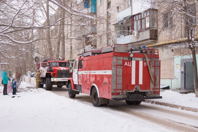 Δύο αυτοκίνητα υπηρεσιών πυρόσβεσης είναι στο ναυπηγείο ενός φραγμού των επιπέδων στοκ φωτογραφίες με δικαίωμα ελεύθερης χρήσης Δύο αυτοκίνητα υπηρεσιών πυρόσβεσης είναι στο ναυπηγείο ενός φραγμού των επιπέδων στοκ φωτογραφίες με δικαίωμα ελεύθερης χρήσης