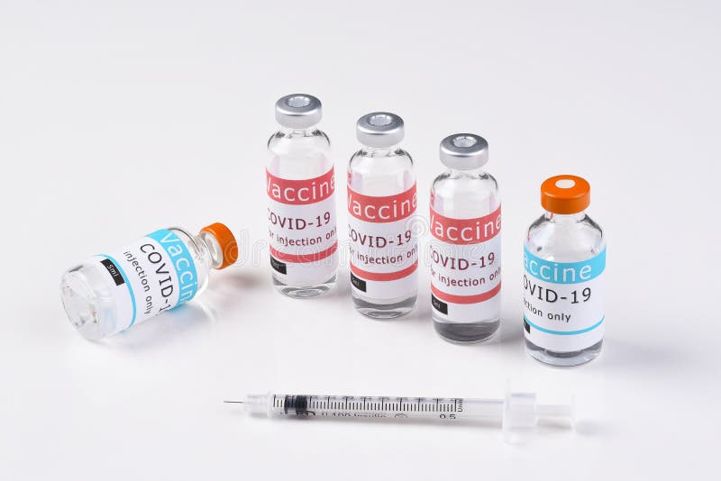 δύο διαφορετικοί τύποι εμβολίων covid19 σε λευκό χρώμα με μια σύριγγα στο προσκήνιο στοκ εικόνες