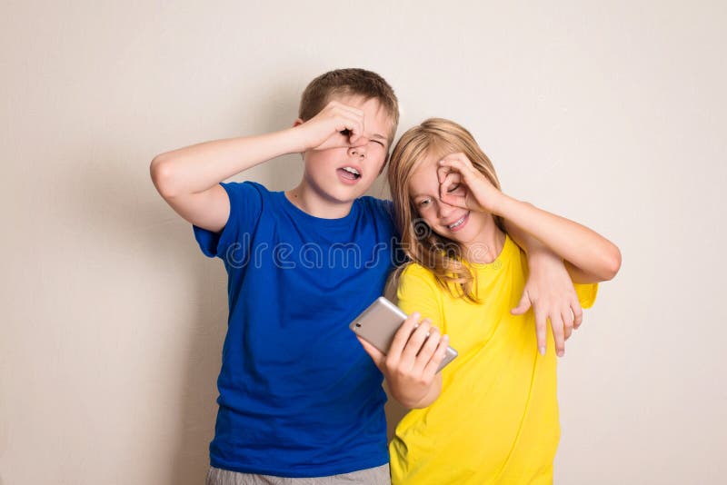 Δύο καλύτεροι φίλοι teens που κάνουν τη φωτογραφία στη κάμερα τους στο σπ στοκ φωτογραφία με δικαίωμα ελεύθερης χρήσης Δύο καλύτεροι φίλοι teens που κάνουν τη φωτογραφία στη κάμερα τους στο σπ στοκ φωτογραφία με δικαίωμα ελεύθερης χρήσης