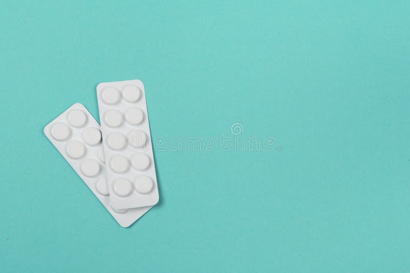 Δύο λουρίδες ταμπλετών ιατρικής σε ένα μπλε υπόβαθρο στοκ εικόνες Δύο λουρίδες ταμπλετών ιατρικής σε ένα μπλε υπόβαθρο στοκ εικόνες