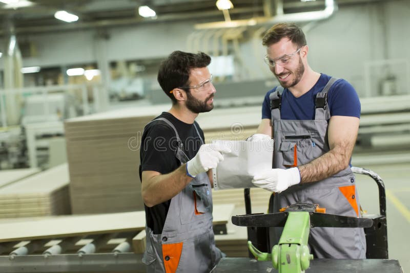 Δύο νέοι εργαζόμενοι στο διαβασμένο βιομηχανία έγγραφο στοκ φωτογραφία με δικαίωμα ελεύθερης χρήσης