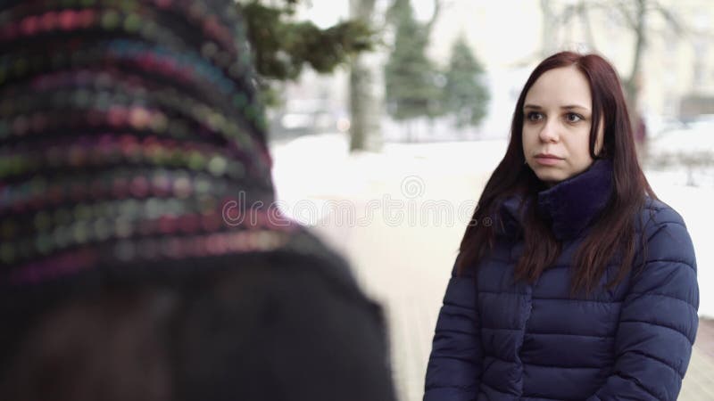 Δύο νεαρές γυναίκες μιλάνε μεταξύ τους Κορίτσια φίλοι που συνομιλούν