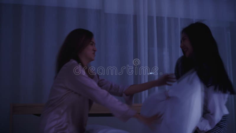 δύο νεαρές γυναίκες που παίζουν στο κρεβάτι απόθεμα βίντεο - Βίντεο από lifestyle, bedroll: 324516701