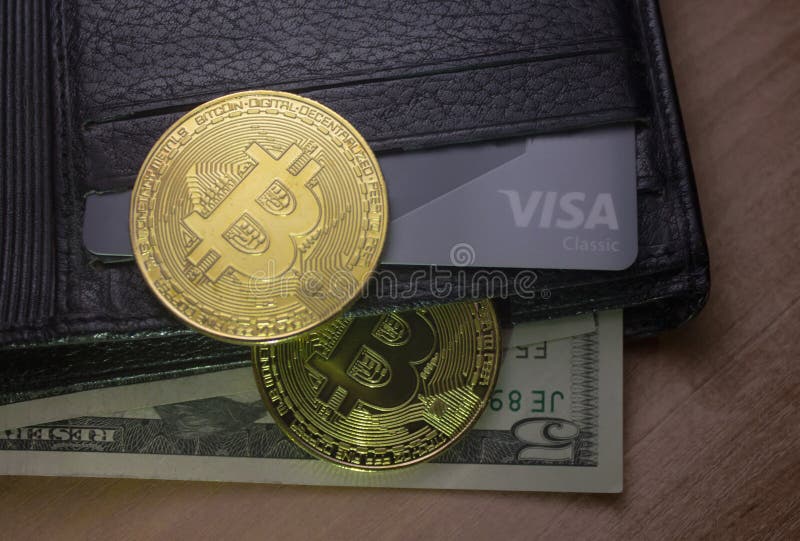Δύο νομίσματα του bitcoin σε ένα πορτοφόλι με τα δολάρια στοκ εικόνα Δύο νομίσματα του bitcoin σε ένα πορτοφόλι με τα δολάρια στοκ εικόνα