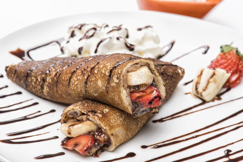 Δύο που διπλώνονται crepes με τις φράουλες στοκ εικόνες με δικαίωμα ελεύθερης χρήσης