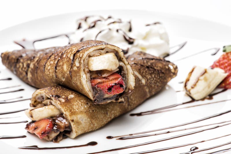 Δύο που διπλώνονται crepes με τις φράουλες στοκ φωτογραφίες