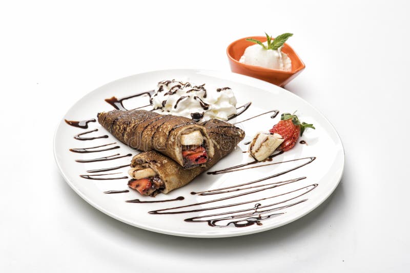 Δύο που διπλώνονται crepes με τις φράουλες στοκ εικόνες με δικαίωμα ελεύθερης χρήσης