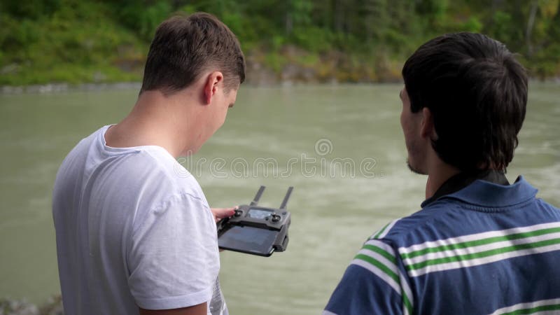 Δύο τύποι ρίχνουν ένα βίντεο χρησιμοποιώντας ένα drone
