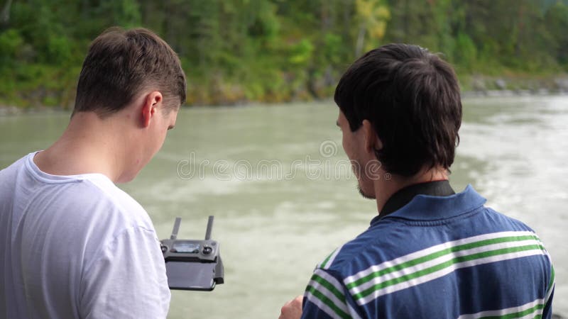 δύο τύποι ρίχνουν ένα βίντεο χρησιμοποιώντας ένα drone