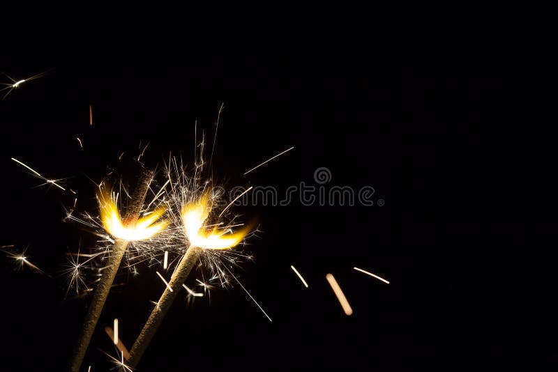 Δύο φωτεινά εορταστικά sparklers Χριστουγέννων στο Μαύρο με ελεύθερου χώρου στοκ φωτογραφία Δύο φωτεινά εορταστικά sparklers Χριστουγέννων στο Μαύρο με ελεύθερου χώρου στοκ φωτογραφία