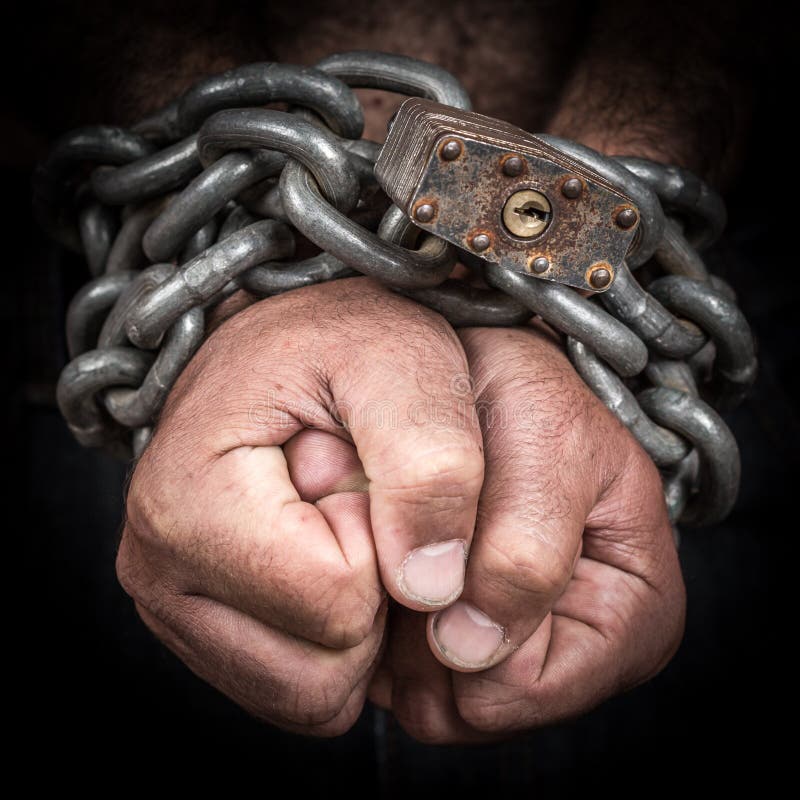 Δύο χέρια που αλυσοδένονται με μια αλυσίδα σιδήρου και ένα λουκέτο στοκ εικόνες Δύο χέρια που αλυσοδένονται με μια αλυσίδα σιδήρου και ένα λουκέτο στοκ εικόνες