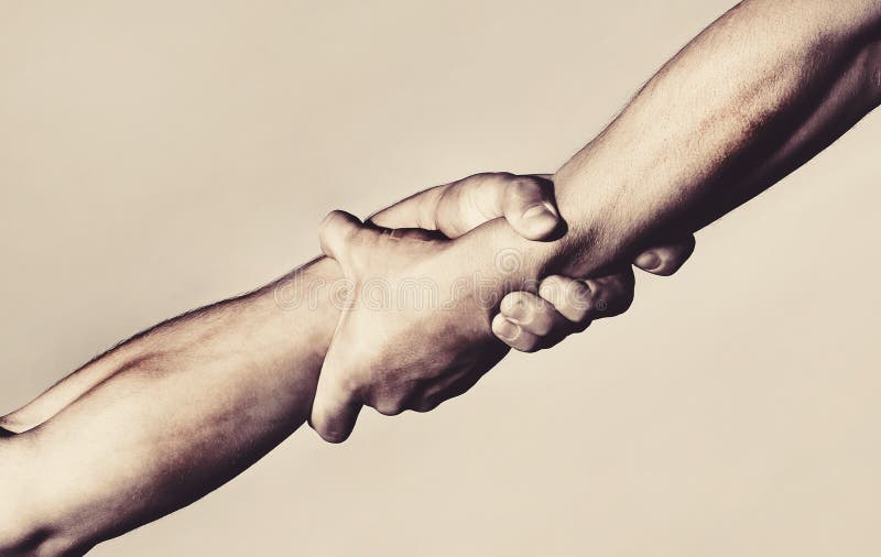 Δύο χέρια, χέρι βοηθείας ενός φίλου Χειραψία, όπλα, φιλία Φιλική χειραψία, φίλοι που χαιρετά, ομαδική εργασία στοκ εικόνα με δικαίωμα ελεύθερης χρήσης Δύο χέρια, χέρι βοηθείας ενός φίλου Χειραψία, όπλα, φιλία Φιλική χειραψία, φίλοι που χαιρετά, ομαδική εργασία στοκ εικόνα με δικαίωμα ελεύθερης χρήσης
