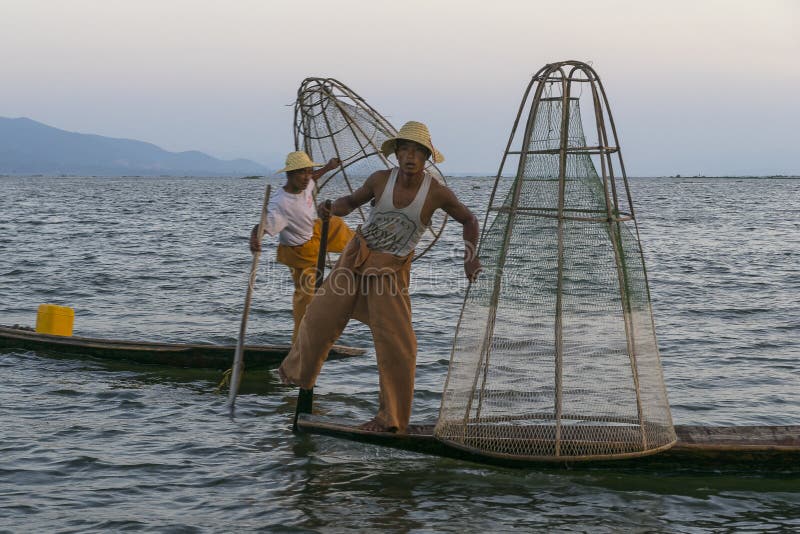 Δύο ψαράδες στη λίμνη Inle στο Μιανμάρ στοκ εικόνες