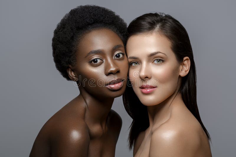 Δύο όμορφα κορίτσια με το φυσικό makeup στοκ φωτογραφία με δικαίωμα ελεύθερης χρήσης