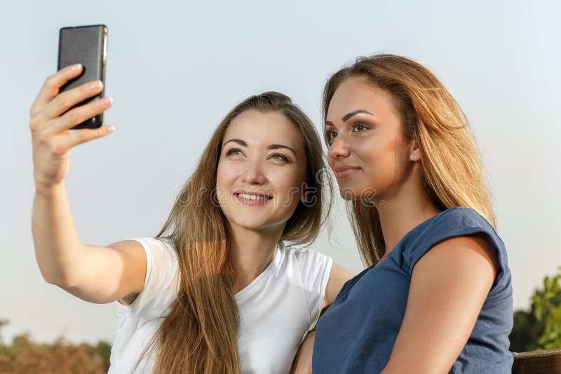 Δύο όμορφα κορίτσια που κάνουν selfie στοκ φωτογραφία με δικαίωμα ελεύθερης χρήσης Δύο όμορφα κορίτσια που κάνουν selfie στοκ φωτογραφία με δικαίωμα ελεύθερης χρήσης