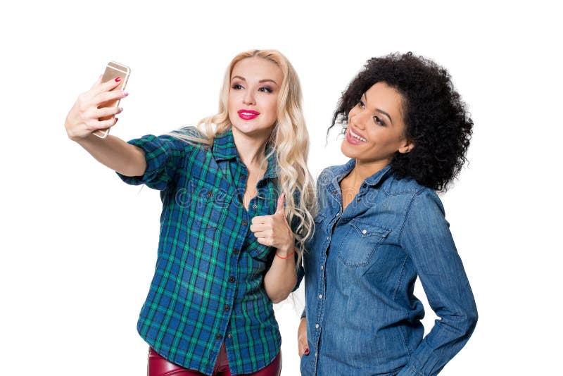 Δύο όμορφα κορίτσια που κάνουν selfie στοκ φωτογραφίες Δύο όμορφα κορίτσια που κάνουν selfie στοκ φωτογραφίες