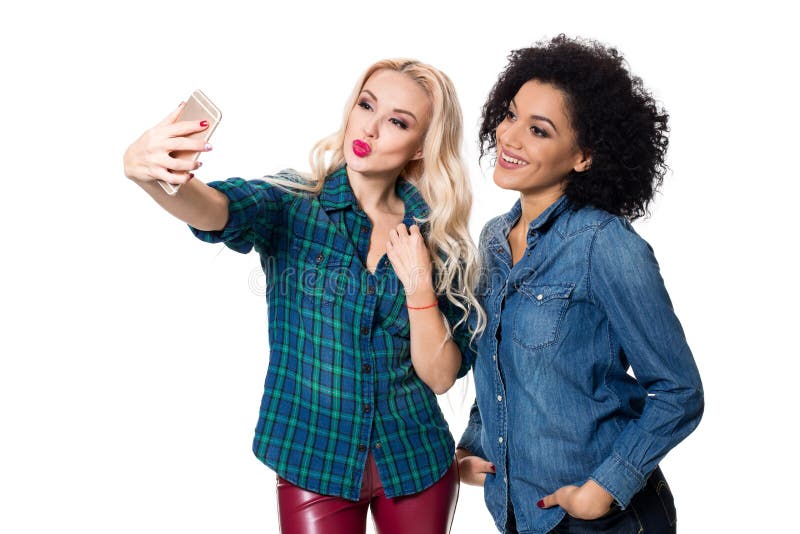 Δύο όμορφα κορίτσια που κάνουν selfie στοκ φωτογραφία Δύο όμορφα κορίτσια που κάνουν selfie στοκ φωτογραφία