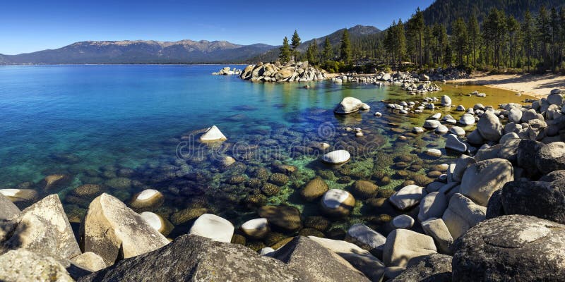Δύσκολες ακτές του λιμανιού άμμου, λίμνη Tahoe, Νεβάδα στοκ εικόνες Δύσκολες ακτές του λιμανιού άμμου, λίμνη Tahoe, Νεβάδα στοκ εικόνες