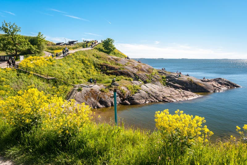Δύσκολη ακτή στο νησί Suomenlinna, Ελσίνκι, κατά τη διάρκεια ενός θερινού απογεύματος στοκ φωτογραφίες Δύσκολη ακτή στο νησί Suomenlinna, Ελσίνκι, κατά τη διάρκεια ενός θερινού απογεύματος στοκ φωτογραφίες