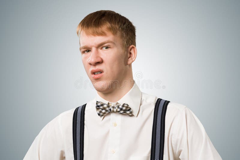 Δύσπιστο redhead hipster που εξετάζει τη κάμερα στοκ εικόνες Δύσπιστο redhead hipster που εξετάζει τη κάμερα στοκ εικόνες