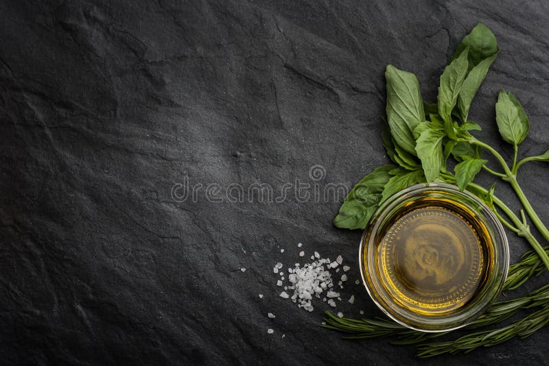 Ελαιόλαδο με τα διαφορετικά πράσινα στη δεξιά πλευρά του μαύρου πίνακα πετρών στοκ φωτογραφία Ελαιόλαδο με τα διαφορετικά πράσινα στη δεξιά πλευρά του μαύρου πίνακα πετρών στοκ φωτογραφία