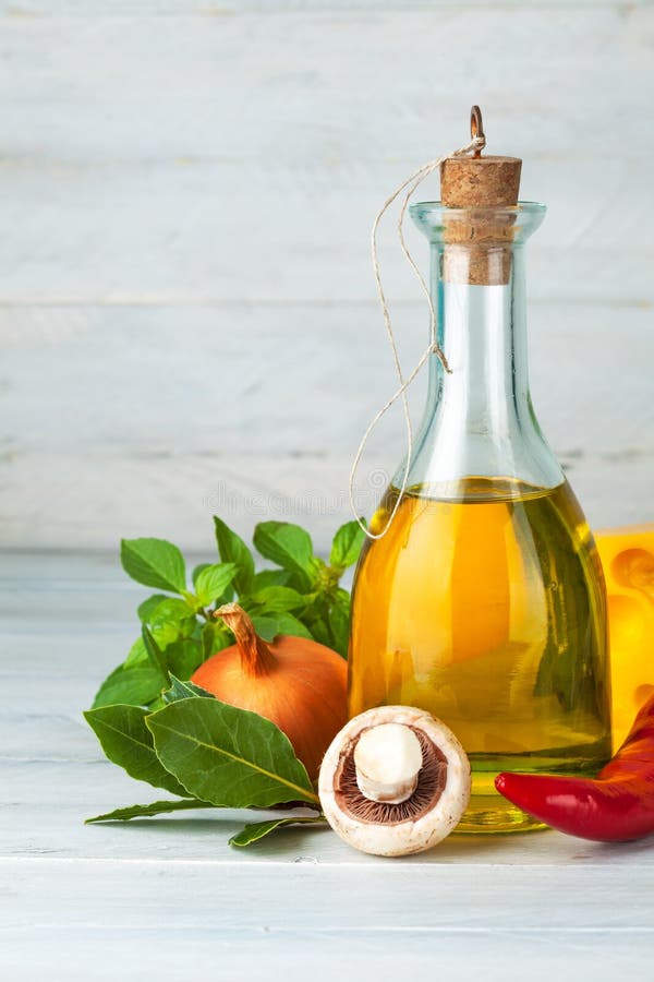 Ελαιόλαδο με τα καρυκεύματα και τα λαχανικά στον ξύλινο πίνακα στοκ φωτογραφίες με δικαίωμα ελεύθερης χρήσης Ελαιόλαδο με τα καρυκεύματα και τα λαχανικά στον ξύλινο πίνακα στοκ φωτογραφίες με δικαίωμα ελεύθερης χρήσης