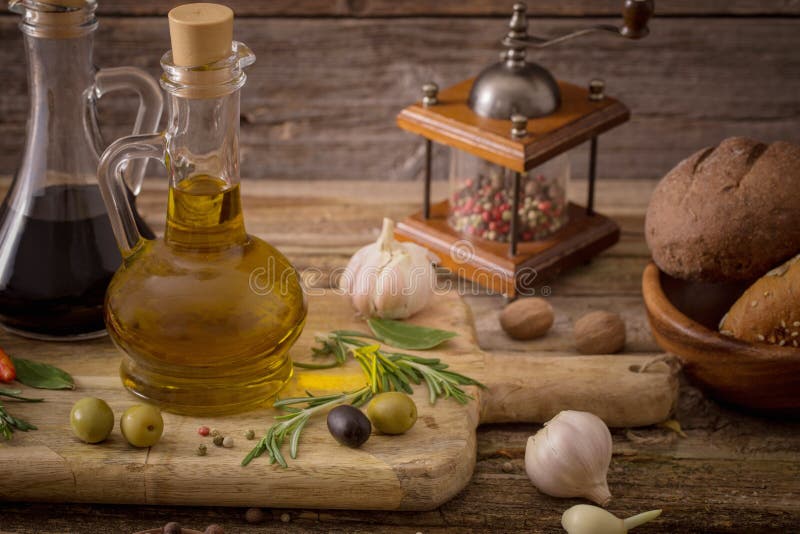 ελαιόλαδο που αρωματίζεται με τα καρυκεύματα στοκ εικόνα