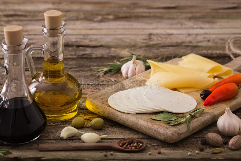 ελαιόλαδο που αρωματίζεται με τα καρυκεύματα στοκ εικόνα με δικαίωμα ελεύθερης χρήσης
