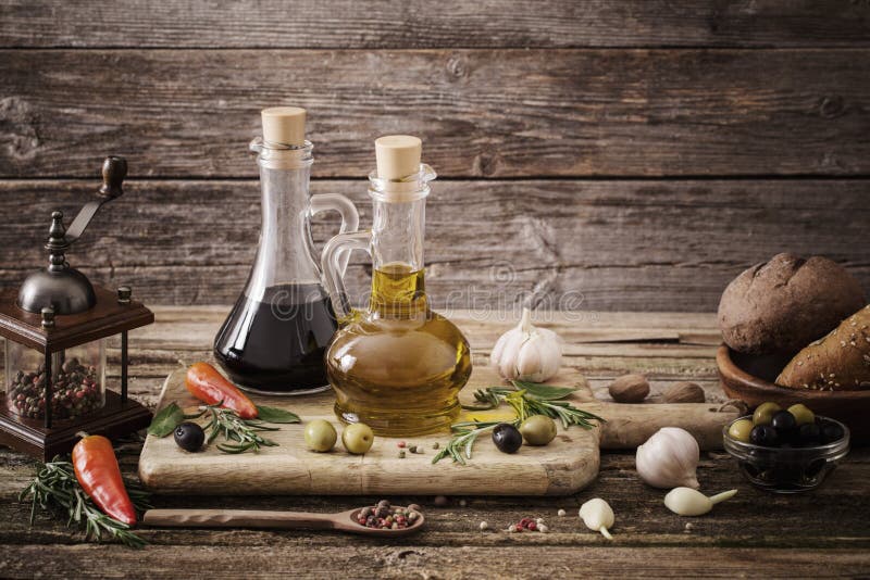 ελαιόλαδο που αρωματίζεται με τα καρυκεύματα στοκ εικόνες