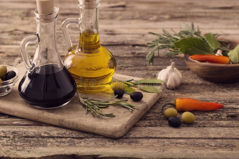 ελαιόλαδο που αρωματίζεται με τα καρυκεύματα στοκ εικόνα