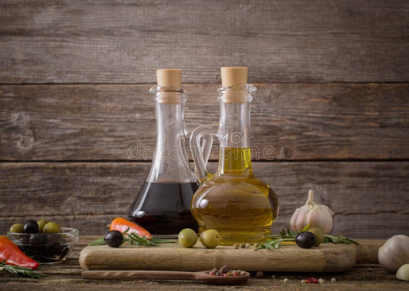 ελαιόλαδο που αρωματίζεται με τα καρυκεύματα στοκ εικόνες με δικαίωμα ελεύθερης χρήσης
