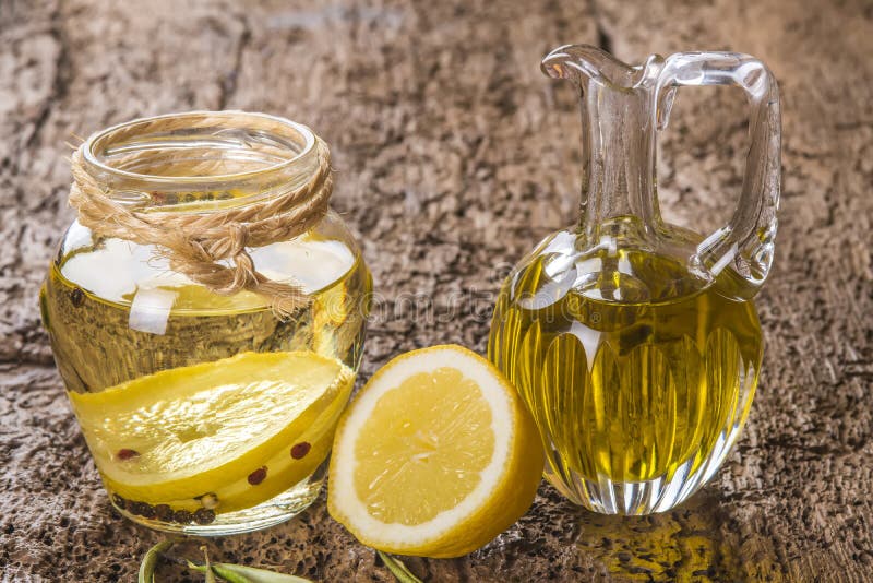 Ελαιόλαδο που αρωματίζεται με το λεμόνι και peppercorns στοκ εικόνες