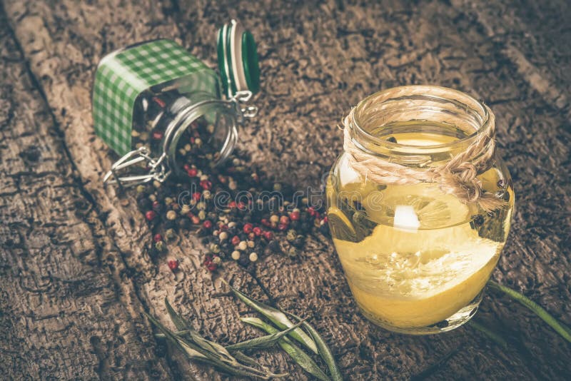 Ελαιόλαδο που αρωματίζεται με το λεμόνι και peppercorns στοκ φωτογραφίες