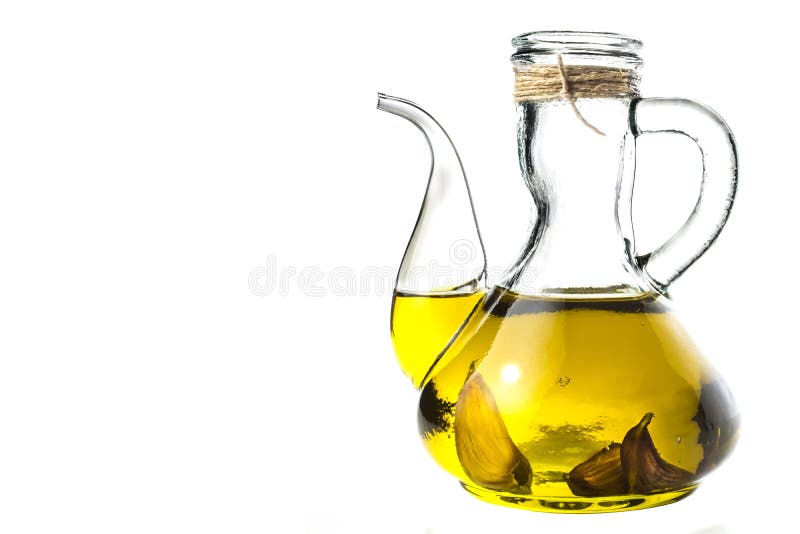 Ελαιόλαδο που αρωματίζεται με το σκόρδο που απομονώνεται στοκ εικόνα