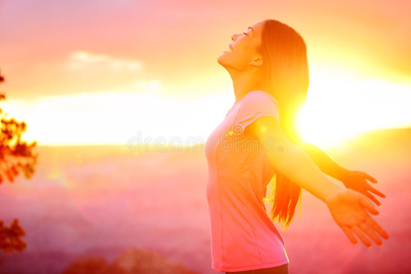 Ελεύθερη ευτυχής γυναίκα που απολαμβάνει το ηλιοβασίλεμα φύσης