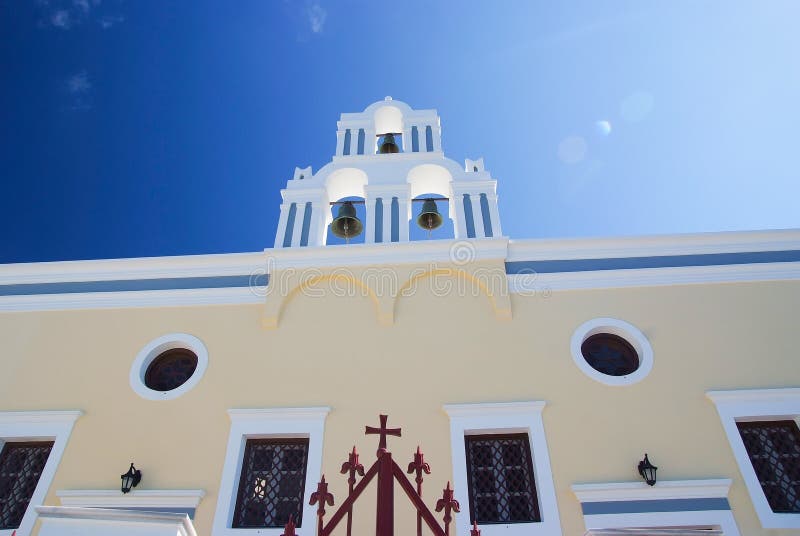 Ελληνική ορθόδοξη άσπρη εκκλησία με έναν πύργο κουδουνιών στοκ εικόνα