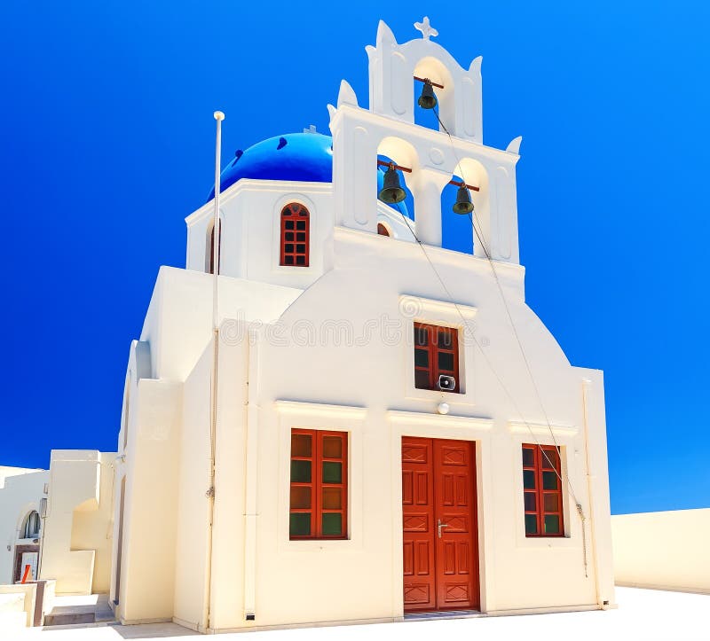 Ελληνική ορθόδοξη όμορφη άσπρη εκκλησία με έναν πύργο κουδουνιών ενάντια στο σαφή μπλε ουρανό Oia στο χωριό σε Santorini στοκ φωτογραφίες με δικαίωμα ελεύθερης χρήσης