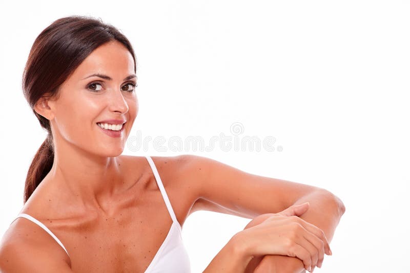 Ελκυστική χαμογελώντας νέα γυναίκα brunette μόνο στοκ φωτογραφίες