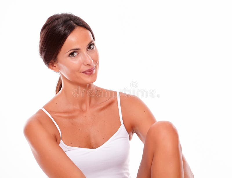 Ελκυστική χαμογελώντας νέα γυναίκα brunette μόνο στοκ εικόνες