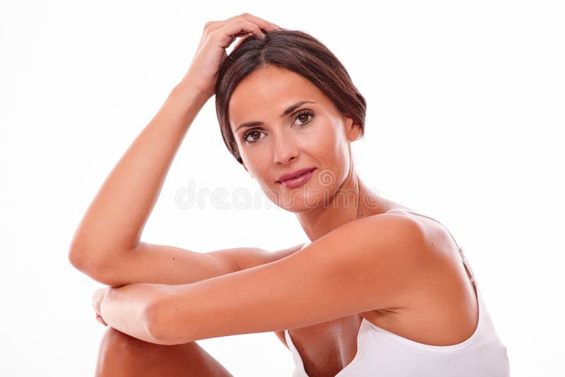 Ελκυστική χαμογελώντας νέα γυναίκα brunette μόνο στοκ εικόνες