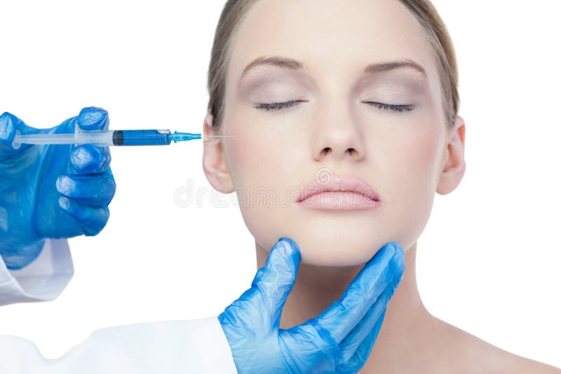 Ελκυστικό νέο πρότυπο που έχει botox την έγχυση στο μάγουλο στοκ εικόνες Ελκυστικό νέο πρότυπο που έχει botox την έγχυση στο μάγουλο στοκ εικόνες