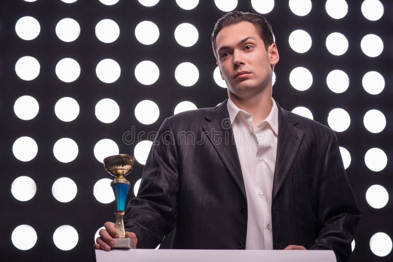Ελκυστικός παρουσιαστής TV αστεριών στοκ φωτογραφία με δικαίωμα ελεύθερης χρήσης Ελκυστικός παρουσιαστής TV αστεριών στοκ φωτογραφία με δικαίωμα ελεύθερης χρήσης
