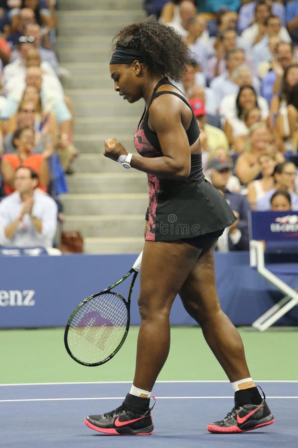 Είκοσι μια φορές πρωτοπόρος Serena Ουίλιαμς του Grand Slam στη δράση κατά τη διάρκεια της προημιτελικής αντιστοιχίας της ενάντια στοκ φωτογραφία με δικαίωμα ελεύθερης χρήσης Είκοσι μια φορές πρωτοπόρος Serena Ουίλιαμς του Grand Slam στη δράση κατά τη διάρκεια της προημιτελικής αντιστοιχίας της ενάντια στοκ φωτογραφία με δικαίωμα ελεύθερης χρήσης
