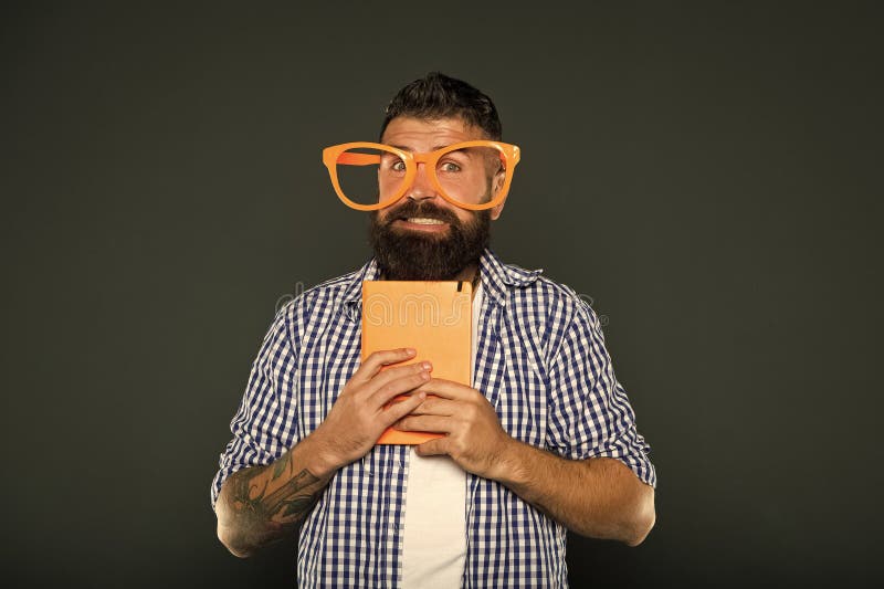 Είναι ένα τέτοιο geek Πανεπιστημιακός άνδρας σπουδαστής με τις σημειώσεις διάλεξης Γενειοφόρο άτομο στα γυαλιά κομμάτων με το βιβ στοκ εικόνα με δικαίωμα ελεύθερης χρήσης Είναι ένα τέτοιο geek Πανεπιστημιακός άνδρας σπουδαστής με τις σημειώσεις διάλεξης Γενειοφόρο άτομο στα γυαλιά κομμάτων με το βιβ στοκ εικόνα με δικαίωμα ελεύθερης χρήσης